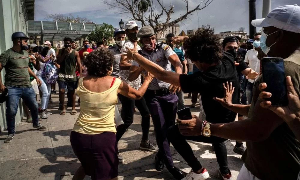 Για πρώτη φορά εδώ και δεκαετίες η Κουβανοί ξεσπούν κατά της κυβέρνησης